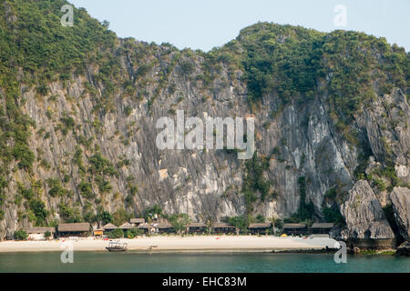 Cabine sulla spiaggia, sulla tranquilla spiaggia tropicale, Cat Ba National Park, Ha long,Halong Bay, Vietnam Foto Stock