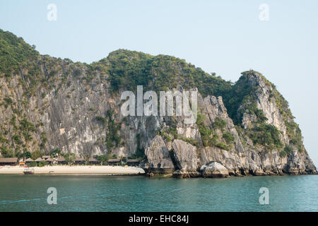 Cabine sulla spiaggia, sulla tranquilla spiaggia tropicale, Cat Ba National Park, Ha long,Halong Bay, Vietnam Foto Stock