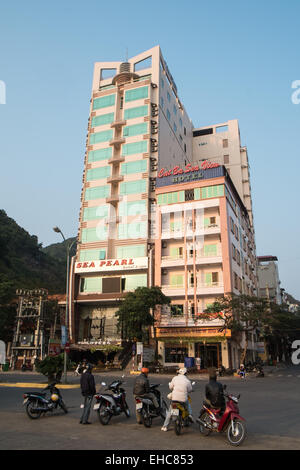 Scooter taxi-piloti attendere una tariffa con gli alberghi turistici a Cat Ba Waterfront, Città Cat Ba Island, Ha long,Halong Bay, Vietnam Foto Stock