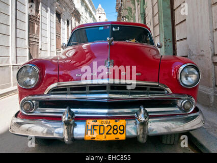 Rosso Americano degli anni cinquanta, Dodge auto classica su Calle Cuba, La Habana Vieja, Havana, Cuba Foto Stock