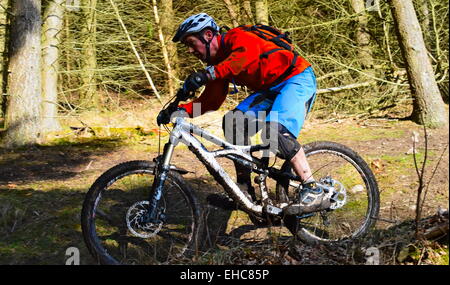 Rider durante il POC Scottish Enduro in Orpington, Scottish Borders Foto Stock