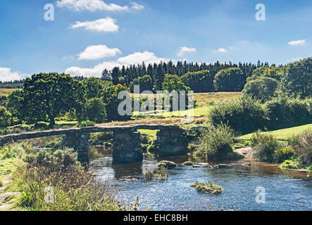 Alte Clapper Bridge bei Postbridge, Dartmoor Devon, Südengland; clapper Bridge crossing est Dart River, Postbriddge Foto Stock