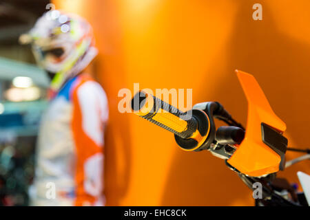 Volante di sterzo di motocross moto leva di comando acceleratore close up Foto Stock