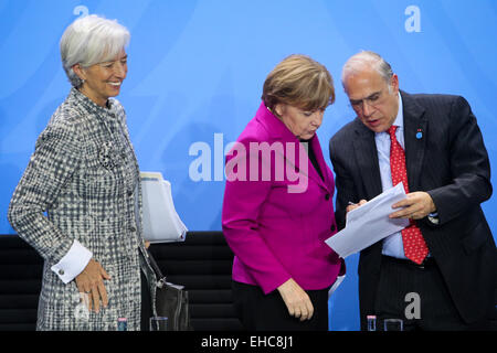 Berlino, Germania. Undicesimo Mar, 2015. (Da l a r) del Fondo monetario internazionale (FMI) Direttore Christine Lagarde, il Cancelliere tedesco Angela Merkel e il segretario generale dell'Organizzazione per la cooperazione e lo sviluppo economico (OCSE) Angel Gurria, partecipare a una conferenza stampa congiunta dopo un incontro presso la cancelleria di Berlino, Germania, il 11 marzo 2015. Credito: Zhang ventola/Xinhua/Alamy Live News Foto Stock