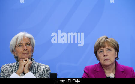 Berlino, Germania. Undicesimo Mar, 2015. Il Fondo monetario internazionale (FMI) Direttore Christine Lagarde (L) e il Cancelliere tedesco Angela Merkel a partecipare a una conferenza stampa congiunta dopo un incontro presso la cancelleria di Berlino, Germania, il 11 marzo 2015. Credito: Zhang ventola/Xinhua/Alamy Live News Foto Stock