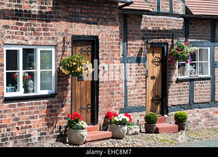 Grazioso Cottage Sportello anteriore in estate su Church Street, grande Budworth, Cheshire, Inghilterra, Regno Unito Foto Stock