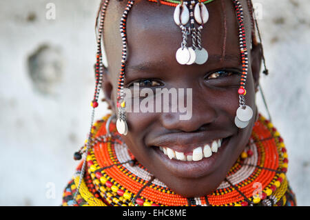 Turkana sorridente ragazza con massicce in perline colorate collane e copricapo, Loiyangalani, Kenya Foto Stock