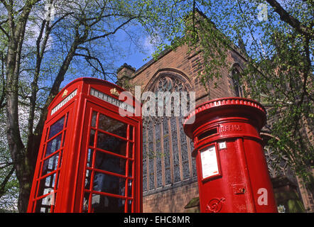 Tradizionale in rosso di telefono e le caselle postali di Chester, Cheshire, Inghilterra, Regno Unito Foto Stock