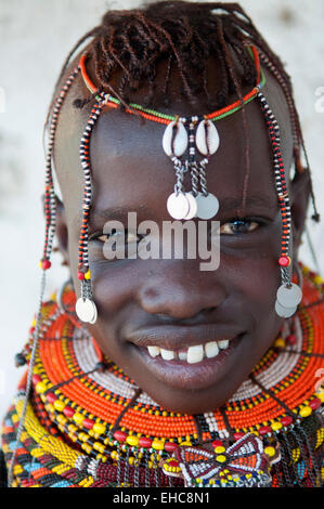 Turkana sorridente ragazza con massicce in perline colorate collane e copricapo, loiyangalani, Kenya Foto Stock