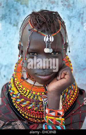 Turkana ragazza con massicce in perline colorate collane e copricapo, Loiyangalani, Kenya Foto Stock