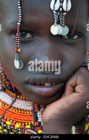 Close-up di una ragazza turkana con massicci colorati collane di perle e copricapo, loiyangalani, Kenya Foto Stock