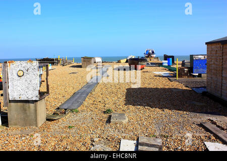 Un percorso attraverso la spiaggia di ciottoli in Deal Foto Stock