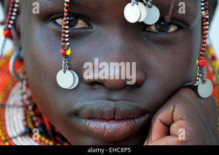 Close-up di una ragazza turkana con massicci colorati collane di perle e copricapo, loiyangalani, Kenya Foto Stock