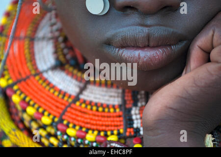 Dettaglio di una ragazza turkana con massicci colorati collane di perle e copricapo, loiyangalani, Kenya Foto Stock