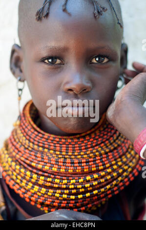 Giovane ragazza turkana con massicci colorati collane di perle e di acconciatura tradizionali, loiyangalani, Kenya Foto Stock