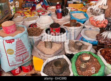 Selezione di spezie africana, impulsi & Prodotti alimentari in vendita sul mercato di Serrekunda, Serrekunda, Gambia, Africa occidentale Foto Stock