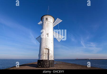 Vecchio mulino a vento faro a Swinoujscie, Polonia. Foto Stock