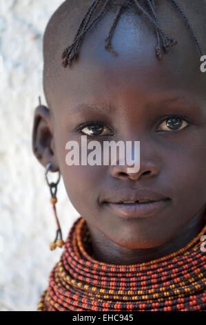 Giovane ragazza turkana con massicci colorati collane di perle e di acconciatura tradizionali, loiyangalani, Kenya Foto Stock