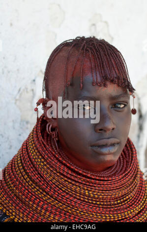 Turkana giovane donna con massicce collane di perle e di acconciatura tradizionali, loiyangalani, Kenya Foto Stock