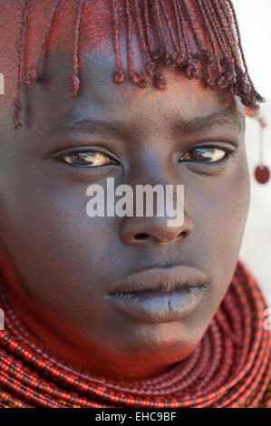 Turkana giovane donna con massicce collane di perle e di acconciatura tradizionali, loiyangalani, Kenya Foto Stock