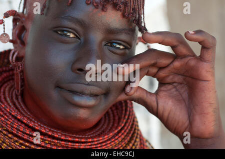 Turkana giovane donna con massicce collane di perle e di acconciatura tradizionali, loiyangalani, Kenya Foto Stock