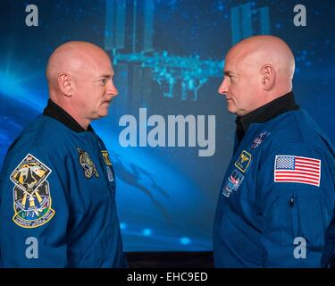 ISS Expedition 45 astronauta comandante Scott Kelly, destro, insieme con suo fratello, ex astronauta Mark Kelly stanno fianco a fianco 21 Gennaio 2015 a Houston, Texas. Foto Stock