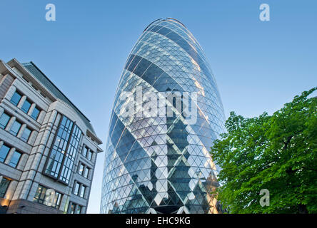 Il Gherkin o la Swiss Re Building, City of London, England, Regno Unito Foto Stock