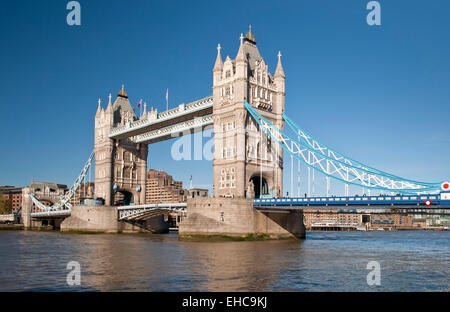 Il Tower Bridge e il fiume Tamigi, London, England, Regno Unito Foto Stock