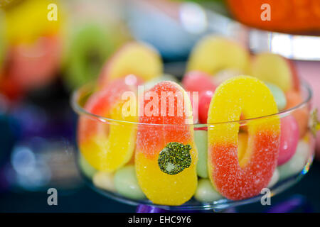 Gelatina colorata posta in recipiente di vetro Foto Stock