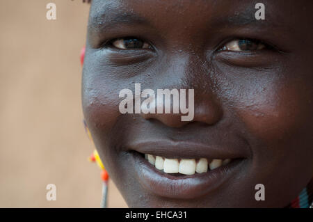 Close-up di un sorridente ragazza di Pokot, Tengulbei, Kenya Foto Stock