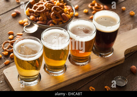 Un assortimento di birre in un volo pronto per la degustazione Foto Stock