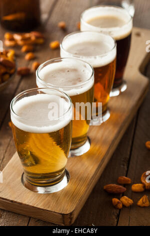 Un assortimento di birre in un volo pronto per la degustazione Foto Stock