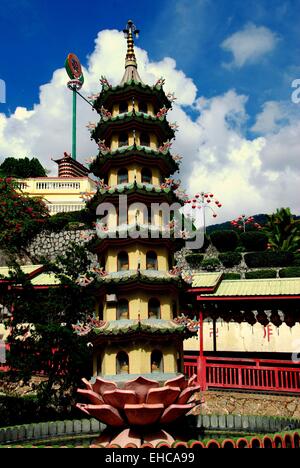 Penang, Malesia : Lotus pagoda con oro piccole statue di Buddha impostato in nicchie incassate a 1891 Kek Lok Si Temple Foto Stock