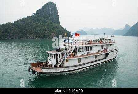 Ha long,Halong Bay, Vietnam,imbarcazione turistica calcaree e carsiche a Ha Long,Halong Bay, Vietnam Foto Stock