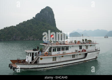 Imbarcazione turistica calcaree e carsiche a Ha Long,Halong Bay, Vietnam,Ha long,Halong Bay, Vietnam Foto Stock