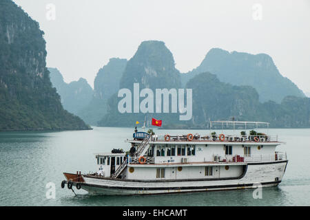 Imbarcazione turistica calcaree e carsiche a Ha Long,Halong Bay, Vietnam Foto Stock