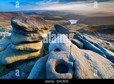 Le formazioni rocciose & Kinder serbatoio, Kinder Scout, Parco Nazionale di Peak District, Derbyshire, England, Regno Unito Foto Stock