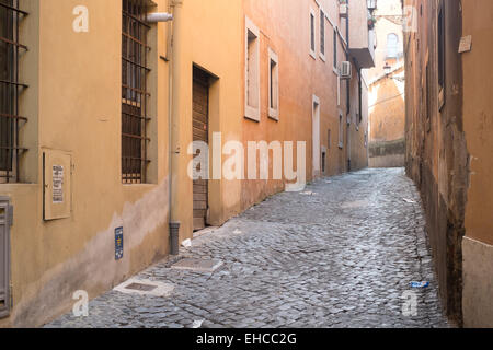 Pittoresca strada acciottolata a Roma Italia. Foto Stock