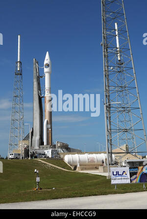 Cape Canaveral, in Florida, Stati Uniti d'America. 11 marzo, 2015. NASA multiscala Magnetospheric (MMS) veicolo spaziale si siede in cima ad un Atlas V rocket alla Cape Canaveral Air Force Station in Florida in preparazione per un lancio domani notte. La missione di MMS è costituito da quattro identici navicella spaziale che entrerà in orbita attorno alla terra per studiare i campi magnetici attorno al nostro pianeta. Credito: Paul Hennessy/Alamy Live News Foto Stock