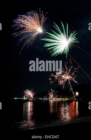 Fuochi d'artificio su Pemuteran bay su Bali. Foto Stock