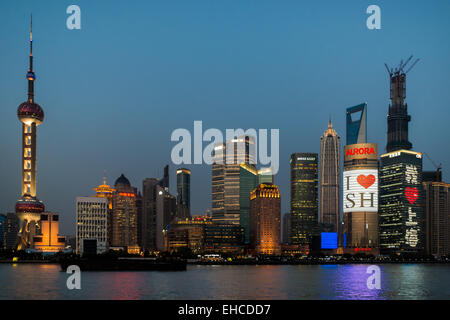 Shanghai, Cina - 10 Aprile 2013: pudong waterfront al tramonto presso la città di Shanghai in Cina in aprile 10th, 2013 Foto Stock