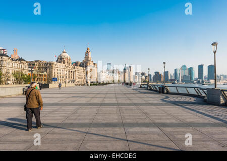 Shanghai, Cina - 7 Aprile 2013:persone che lavorano sul bund waterfront Hangpu River presso la città di Shanghai in Cina il 7 aprile 2013 Foto Stock
