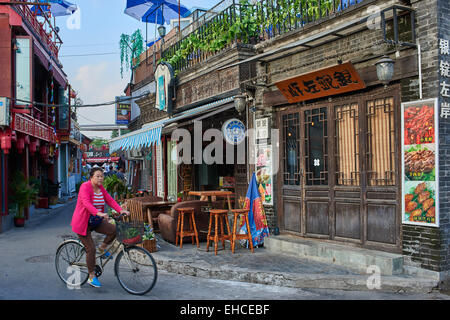 Pechino , Cina - 24 Settembre 2014: donna cinese in bici tradizionali strade dell'Hutong di Pechino CINA Foto Stock