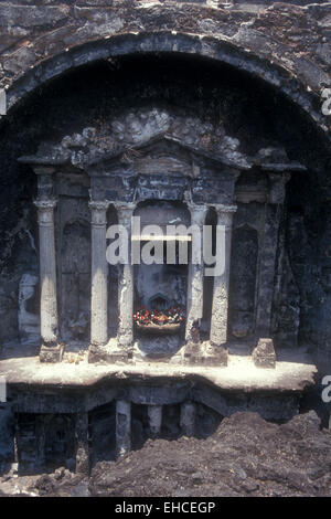 Altare della semi-interrato Templo de San Juan Parangaricutiro chiesa, Michoacan, Messico Foto Stock