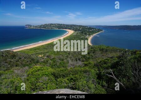 Barrenjoey istmo, dividendo Pittwater e la parte inferiore del fiume Hawkesbury dall'Oceano Pacifico. Nuovo Galles del Sud, Australia. Foto Stock