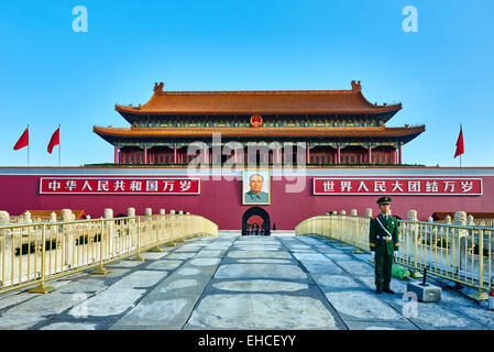 Pechino , Cina - 24 Settembre 2014: soldato cinese di fronte alla porta della Pace Celeste piazza Tiananmen la Città Proibita di Pechino CINA Foto Stock