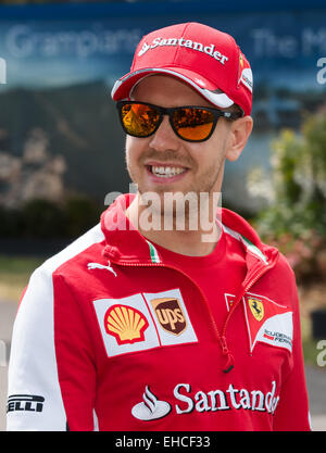 Albert Park di Melbourne, Australia. Xii Mar, 2015. Sebastian Vettel (DEU) #5 dalla Scuderia Ferrari passeggiate attraverso il paddock della F1 a 2015 Australian Formula One Grand Prix all'Albert Park di Melbourne, Australia. Sydney bassa/Cal Sport Media/Alamy Live News Foto Stock