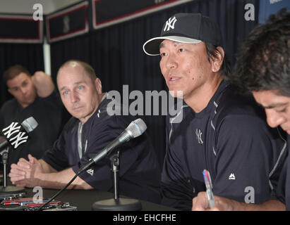 Tampa, Florida, Stati Uniti d'America. Matsui è stato introdotto come la squadra più recente di consulente speciale general manager Brian Cashman. Undicesimo Mar, 2015. Hideki Matsui (Yankees) MLB : ex New York Yankees outfielder Hideki Matsui (R) e General Manager Brian Cashman partecipare ad una conferenza stampa presso gli Yankees spring training facility a Tampa, Florida, Stati Uniti. Matsui è stato introdotto come la squadra più recente di consulente speciale general manager Brian Cashman . © AFLO/Alamy Live News Foto Stock