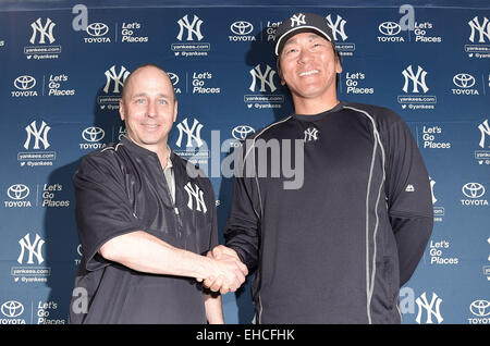 Tampa, Florida, Stati Uniti d'America. Matsui è stato introdotto come la squadra più recente di consulente speciale general manager Brian Cashman. Undicesimo Mar, 2015. Hideki Matsui (Yankees) MLB : ex New York Yankees outfielder Hideki Matsui (R) e General Manager Brian Cashman partecipare ad una conferenza stampa presso gli Yankees spring training facility a Tampa, Florida, Stati Uniti. Matsui è stato introdotto come la squadra più recente di consulente speciale general manager Brian Cashman . © AFLO/Alamy Live News Foto Stock