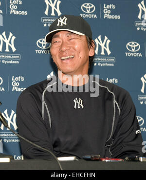 Tampa, Florida, Stati Uniti d'America. Matsui è stato introdotto come il team della nuovissima consulente speciale al direttore generale. Undicesimo Mar, 2015. Hideki Matsui (Yankees) MLB : ex New York Yankees outfielder Hideki Matsui assiste s conferenza stampa presso gli Yankees spring training facility a Tampa, Florida, Stati Uniti. Matsui è stato introdotto come la squadra più recente di consulente speciale general manager . © AFLO/Alamy Live News Foto Stock